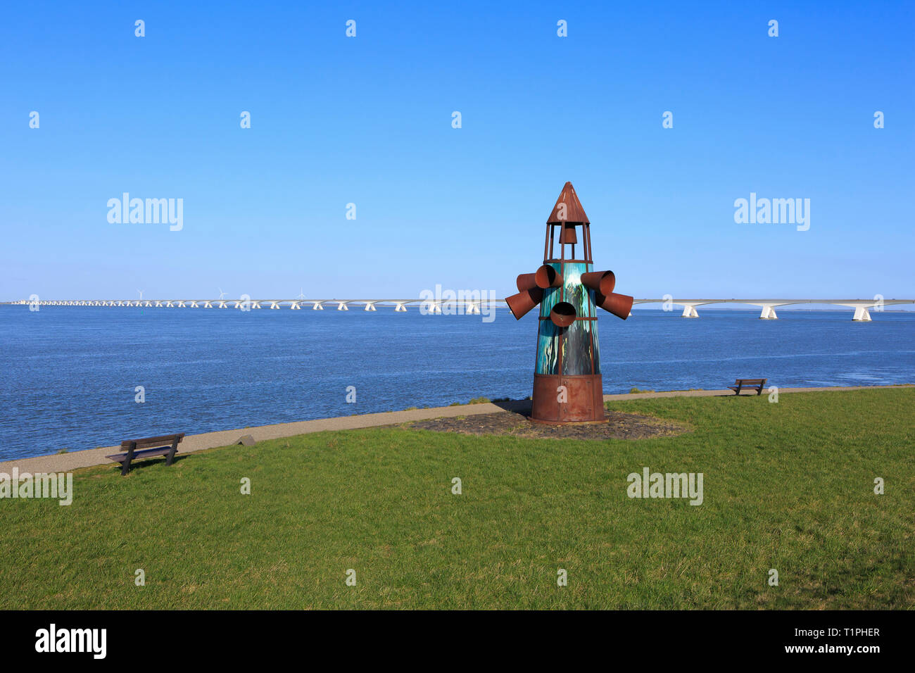 Les 5 022 m (3,1 mi) de long Pont de Zélande (Zeelandbrug) près de Colijnsplaat Zeeland (Pays-Bas), sur une belle journée de printemps Banque D'Images