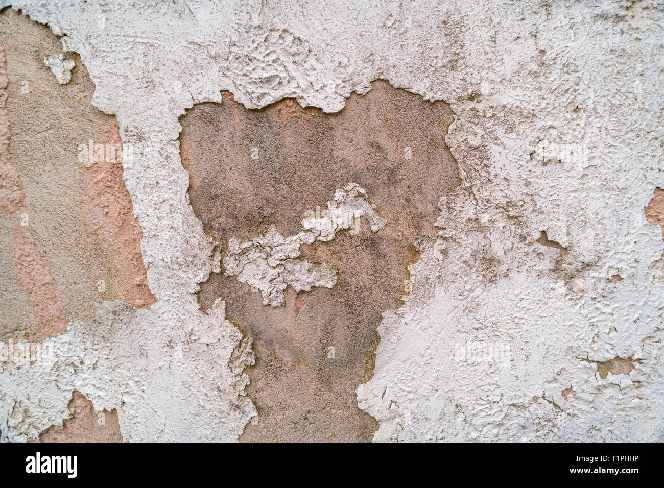 Peints fissurés en ciment ou en exposant le rendu sous la structure. Vu des jours meilleurs métaphore. La texture de la vieille peinture, peinture de fissuration. Banque D'Images