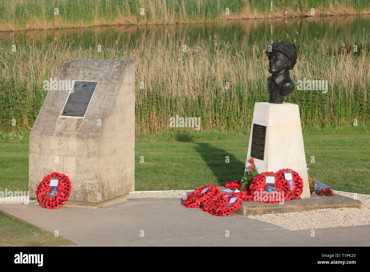 Monument à Major John Howard qui a dirigé un planeur d'assaut d'origine sur Pegasus Bridge et Horsa Bridge sur D-Day (6 juin 1944), en Normandie (France) Banque D'Images
