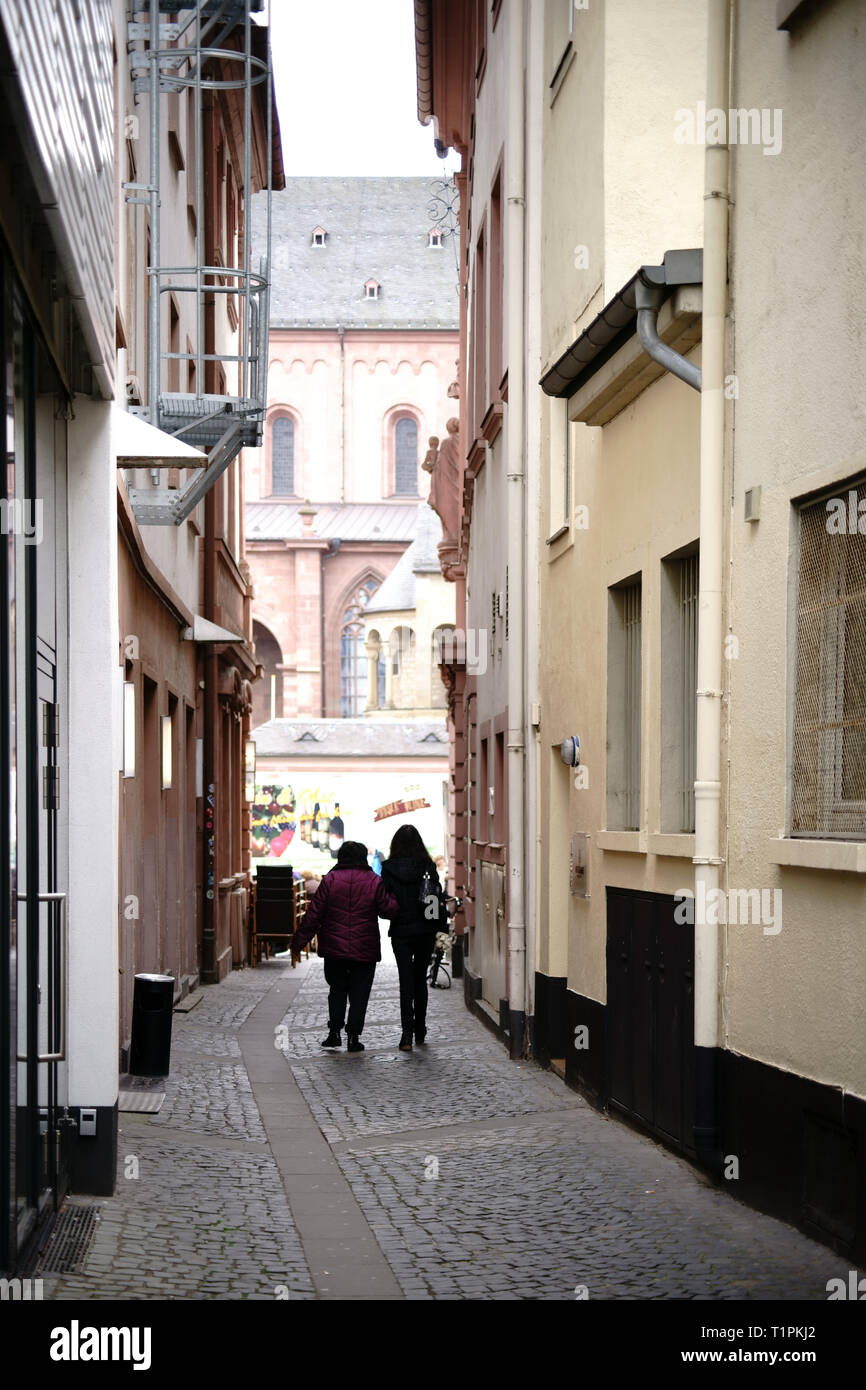 Mainz, Allemagne - 20 Avril 2017 : Les piétons marcher le long d'une ruelle étroite de la cathédrale avec des magasins et restaurants dans le centre-ville le 20 avril, 201 Banque D'Images