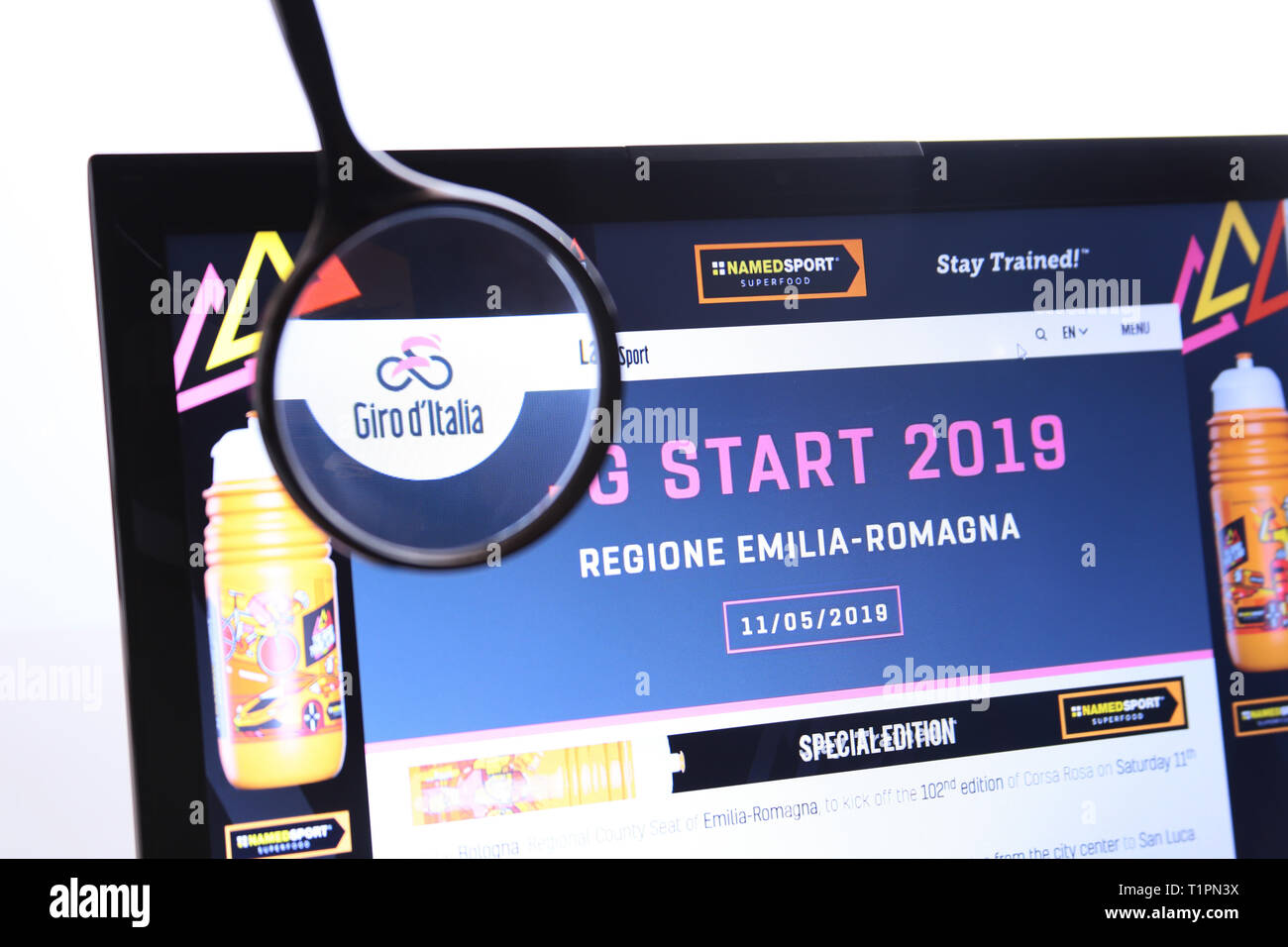 Bologne, Italie - 26 mars 2019 : le comité éditorial du site d'illustration de Giro d'Italia logo visible sur l'écran. Banque D'Images