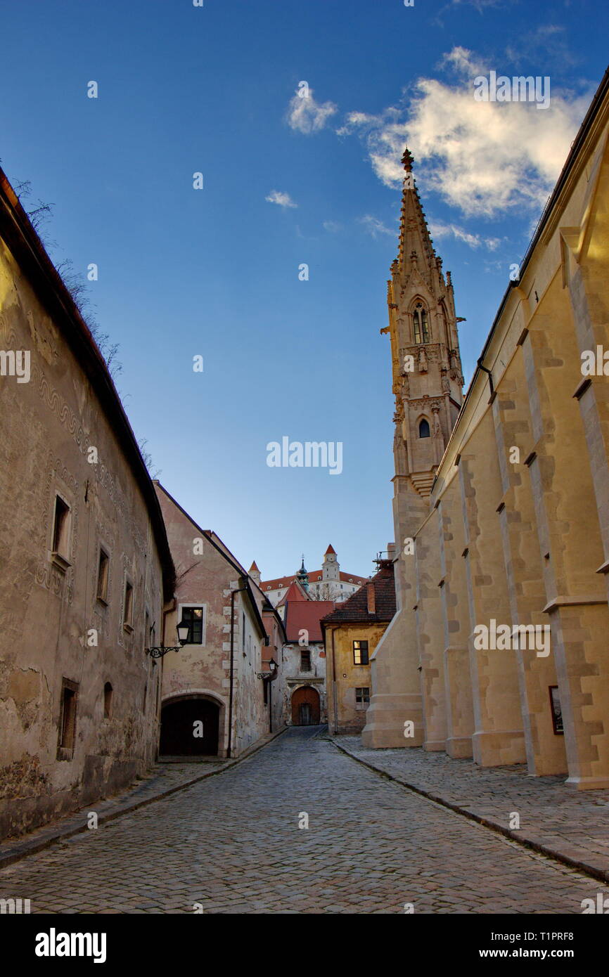 Coucher du soleil dans la vieille rue de Bratislava, château et église du soir, Slovaquie Banque D'Images