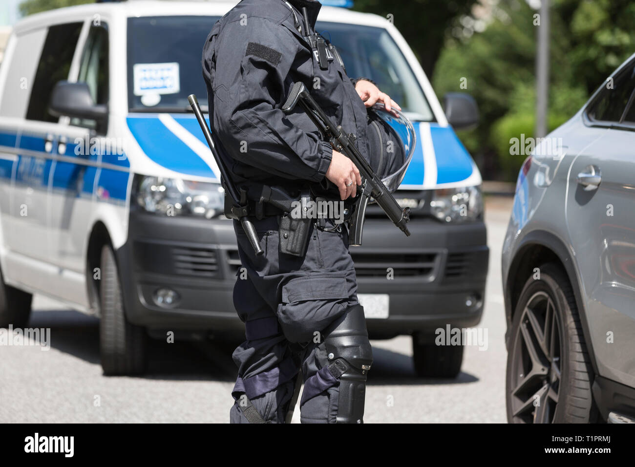 Policier avec machine gun Banque D'Images