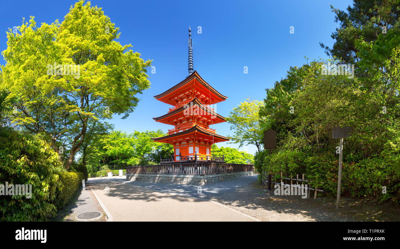 Vue d'ensemble du Temple Kiyomizu-dera avec pagode à Kyoto, Japon Banque D'Images