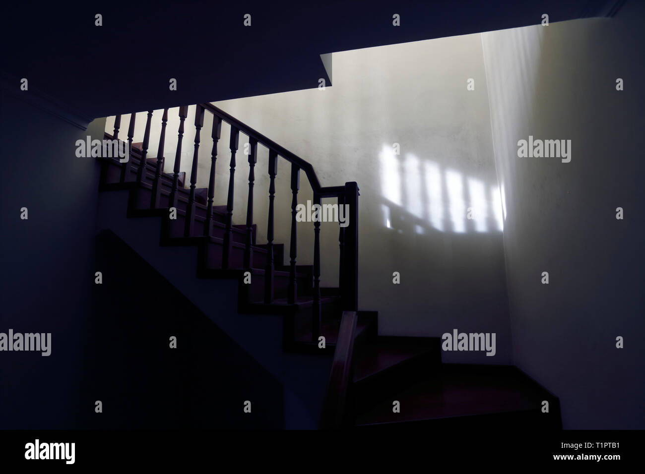 Escaliers sombre effrayant au loft Banque D'Images
