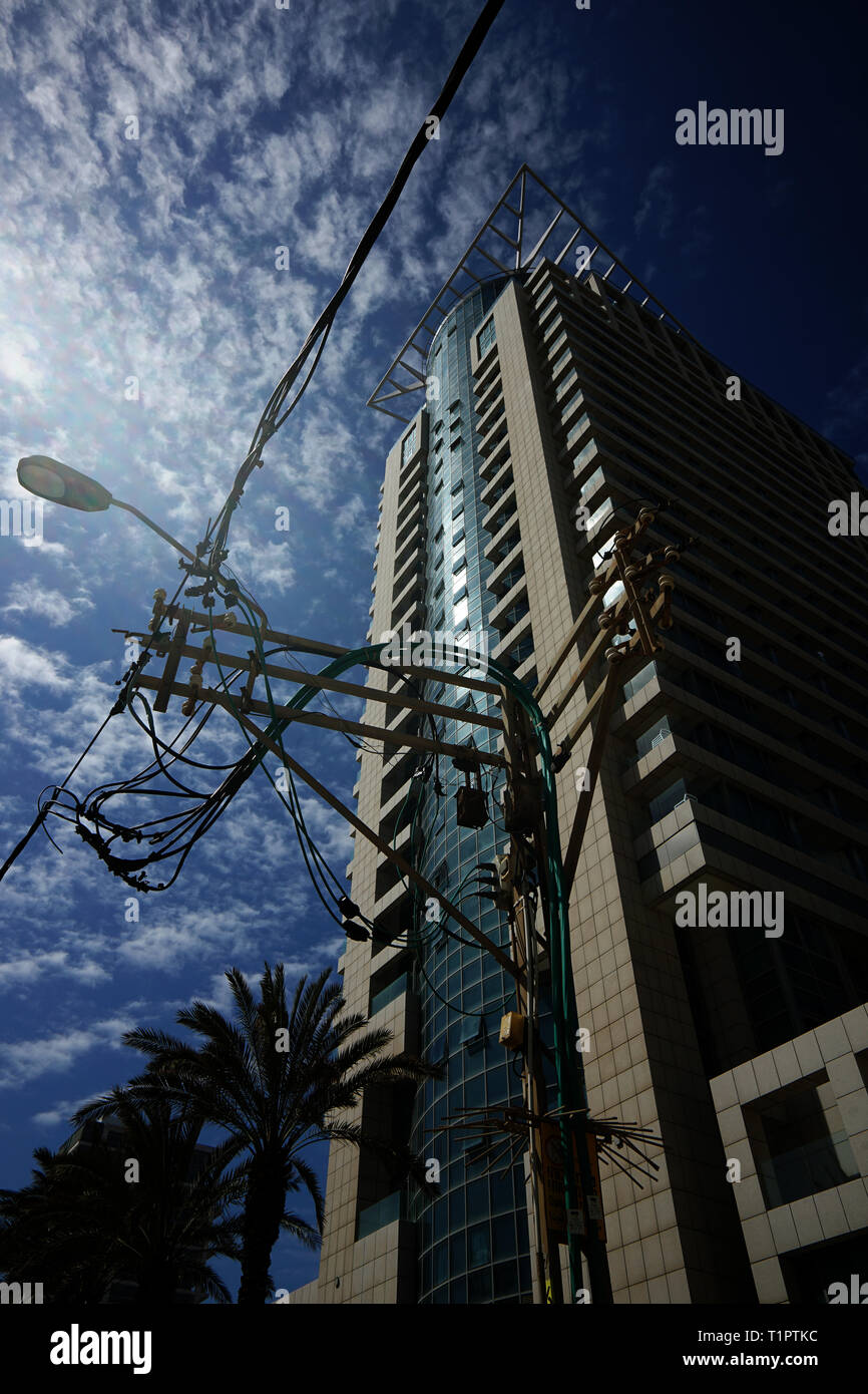 Israël - TEL AVIV - VILLE DE TEL AVIV CONTRASTE OFFERT DE MULTIPLES VISAGES DE NOUVEAUX BÂTIMENTS À ULTIME près de maisons en ruine et la perle de l'architecture moderne d'HISTOIRE AU BAHAUS EXEMPLES - BÂTIMENTS DE TEL AVIV - TEL AVIV - Photographie couleur Photographie urbaine © Frédéric Beaumont Banque D'Images