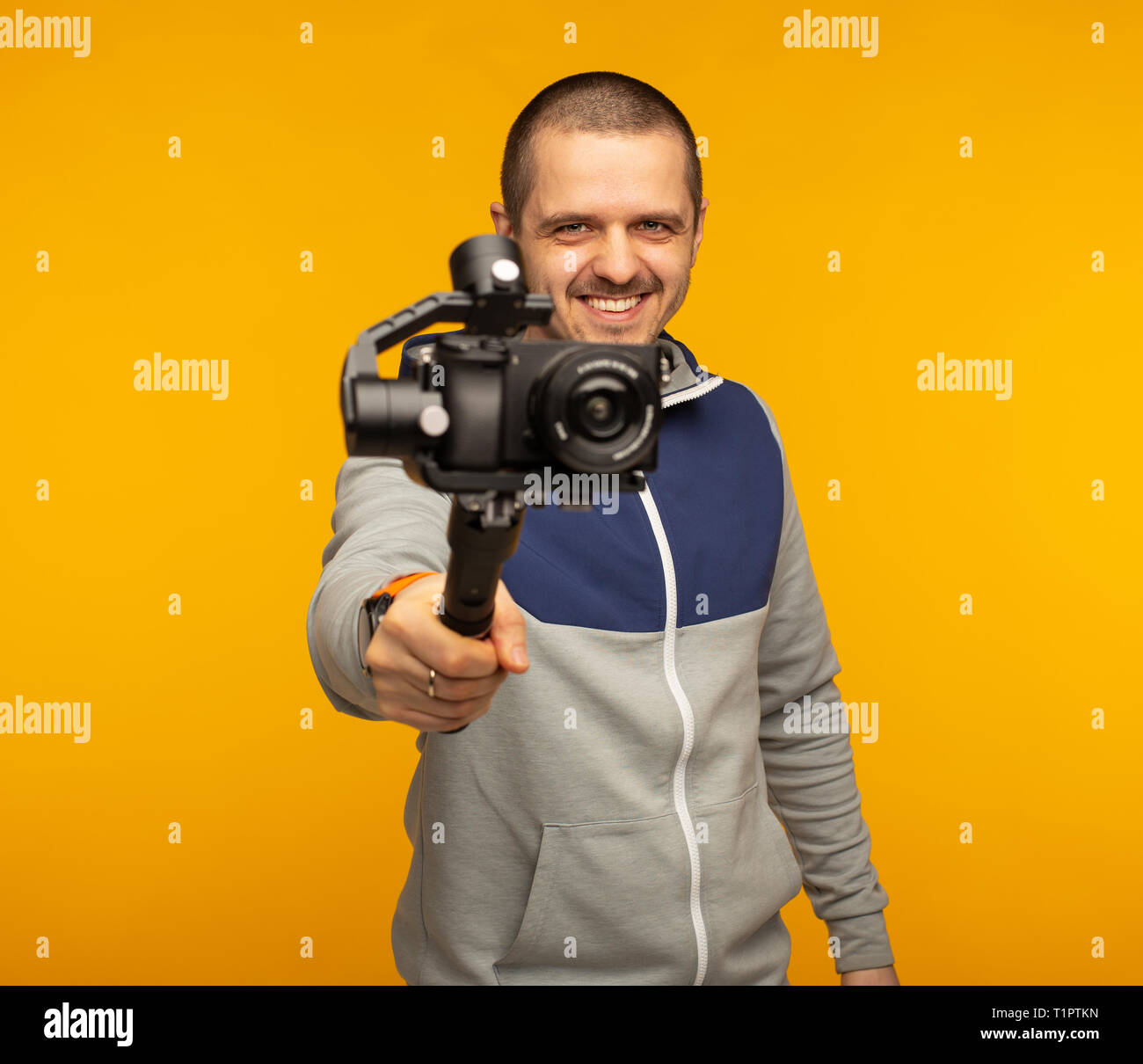 Vidéaste ou blogger homme pointant caméra avec berceau Banque D'Images