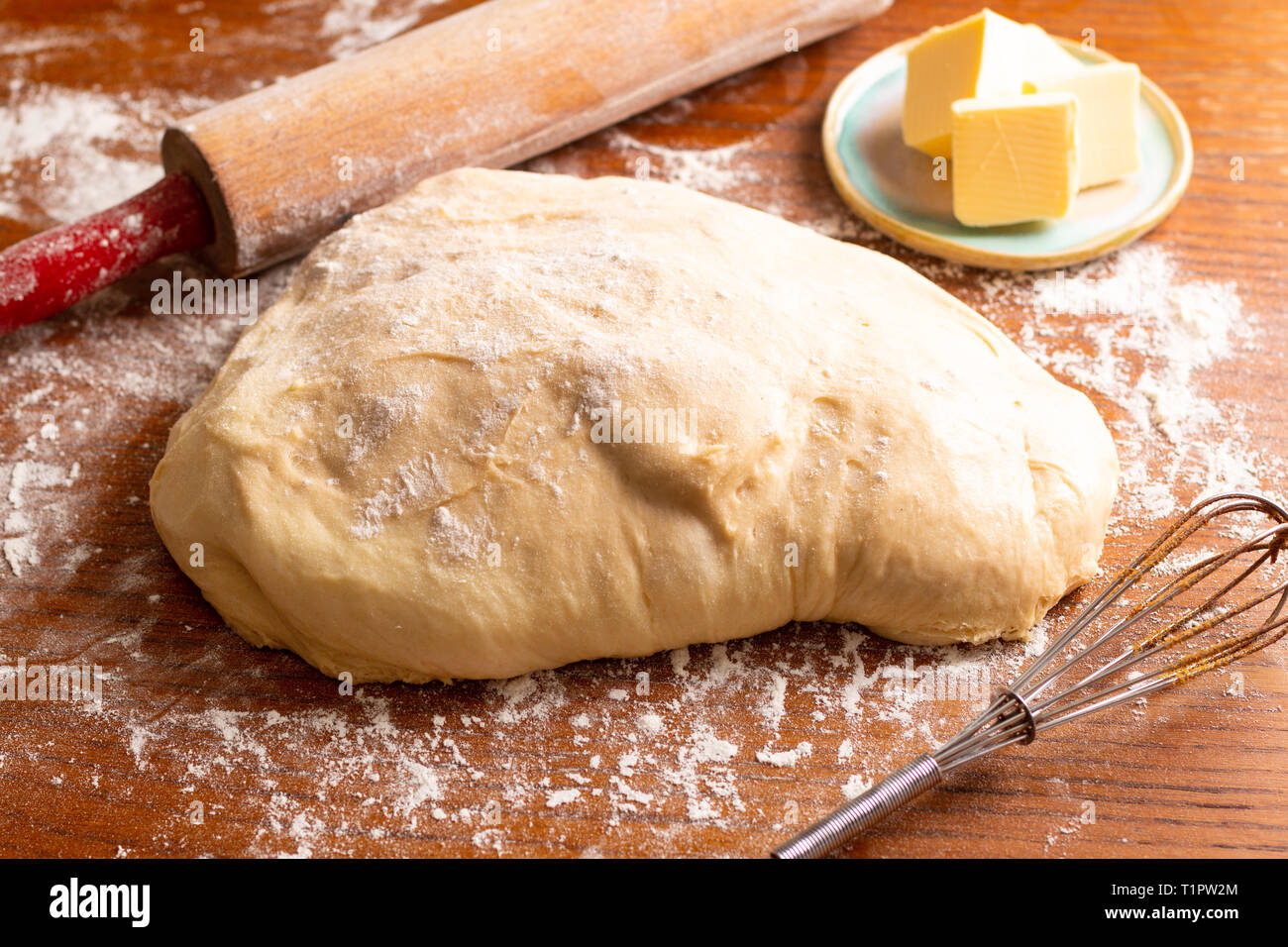 Concept de boulangerie alimentaire Faire du pain à la cannelle et caractère pour pain tressé with copy space Banque D'Images