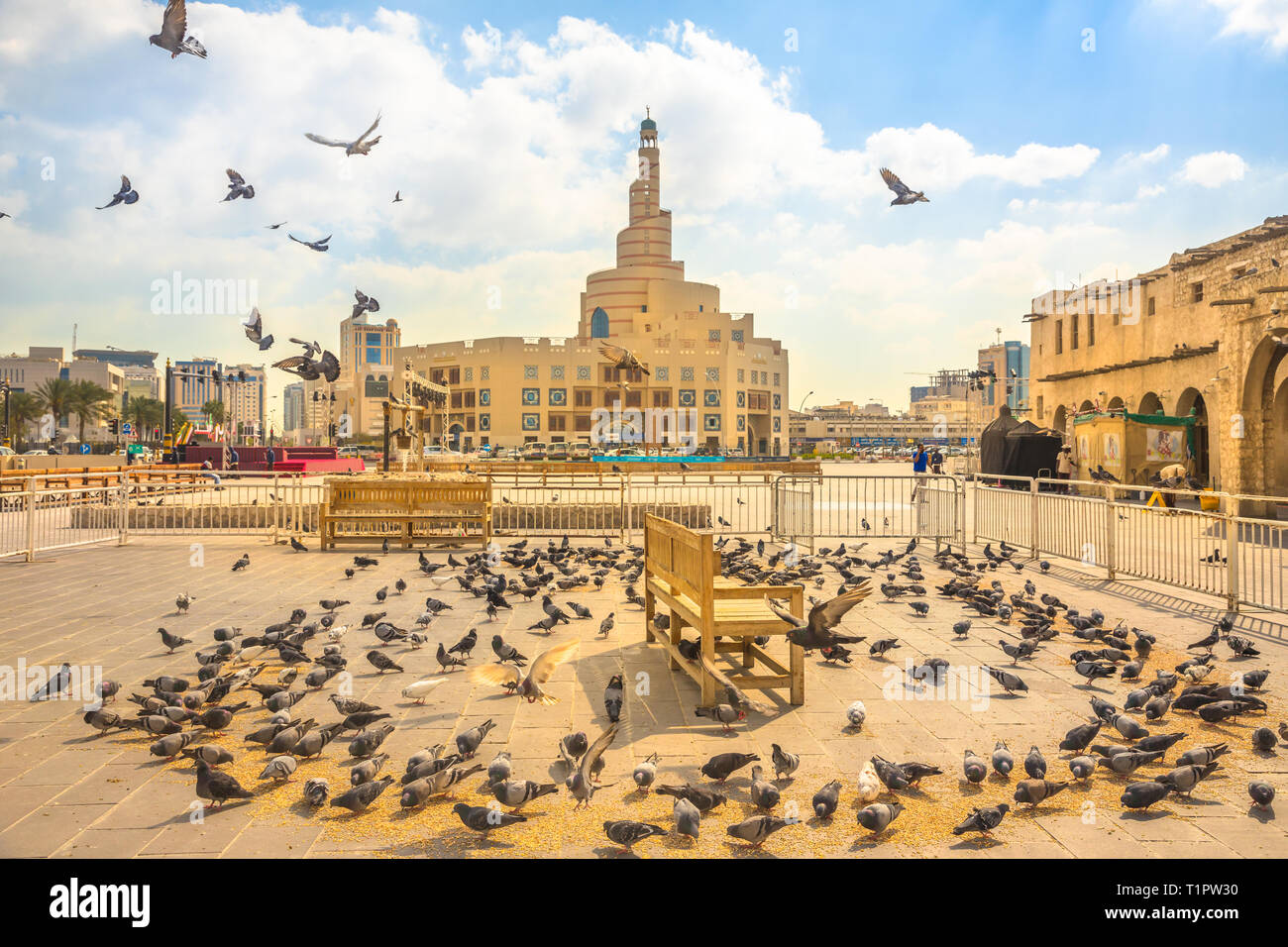 Doha, Qatar - 20 Février 2019 : de nombreux pigeons voler dans Souq Waqif square. Moyen-orient, Péninsule Arabique, du golfe Persique. Fanar Centre culturel islamique Banque D'Images