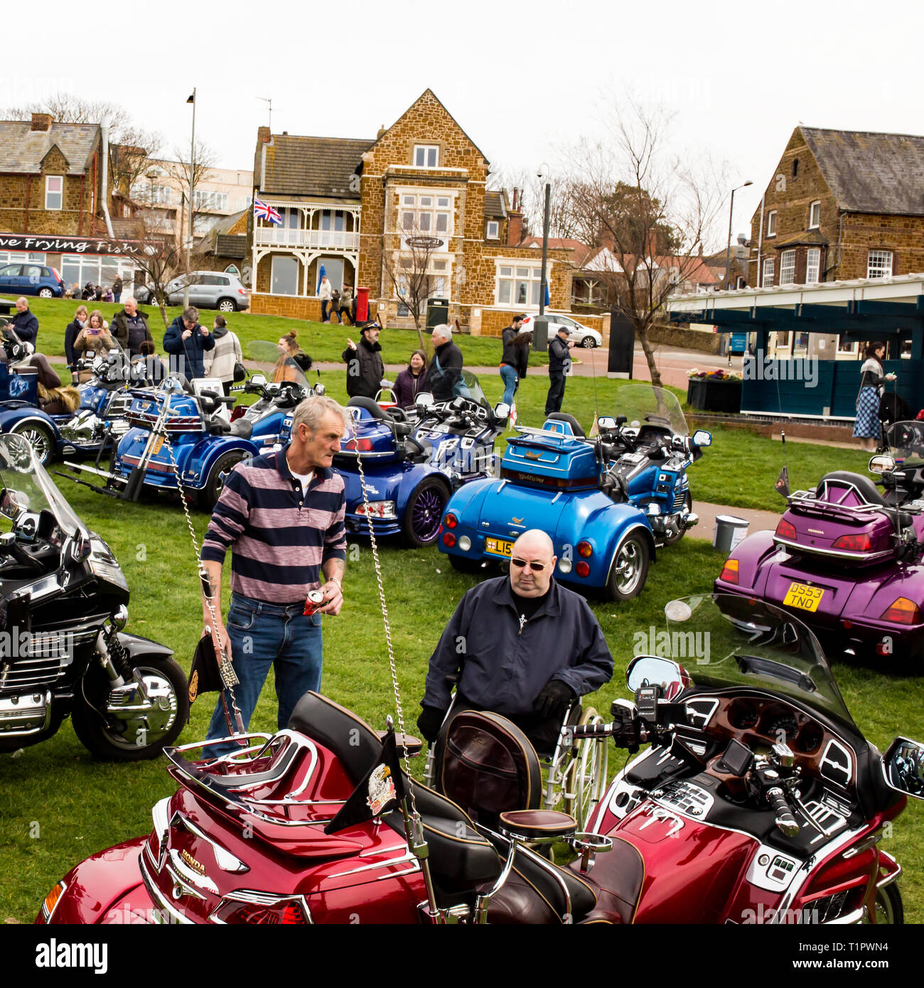 Honda Gold Wing Owner's Club La collecte de fonds se retrouvent sur la place du village sur la falaise à Hunstanton, Norfolk sur une terne et nuageux jour au milieu Banque D'Images