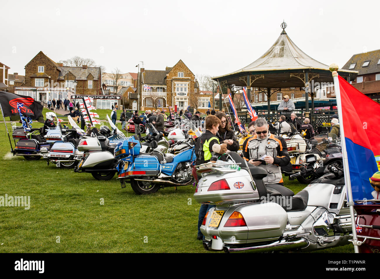 Honda Gold Wing Owner's Club La collecte de fonds se retrouvent sur la place du village sur la falaise à Hunstanton, Norfolk sur une terne et nuageux jour au milieu Banque D'Images