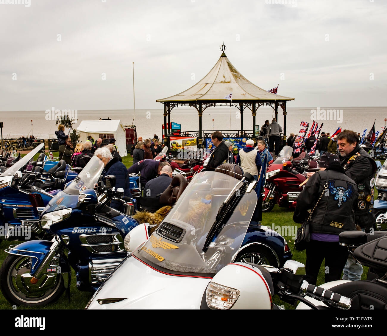 Honda Gold Wing Owner's Club La collecte de fonds se retrouvent sur la place du village sur la falaise à Hunstanton, Norfolk sur une terne et nuageux jour au milieu Banque D'Images