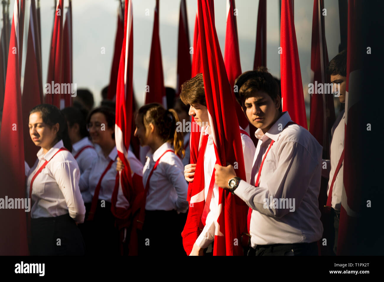 Izmir, Turquie - le 29 octobre 2018 : drapeau turc transportant les élèves au festival de la Journée de la République de Turquie. Banque D'Images