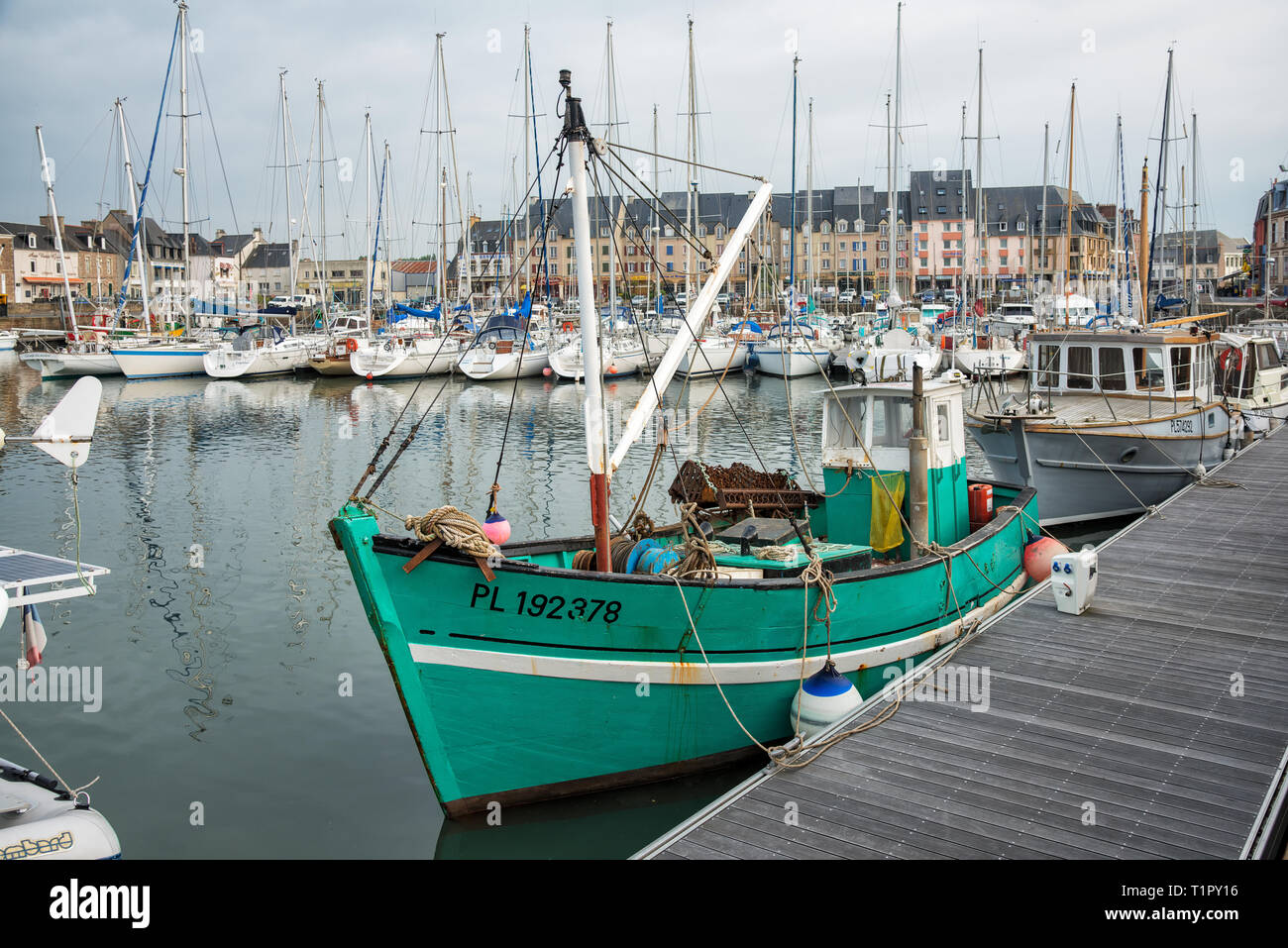 Port de Paimpol, Paimpol, Bretagne, France, Europe. Les bateaux de pêche et de voiliers sont amarrés dans le port. Un petit chalutier est attachés à un taquet. Banque D'Images