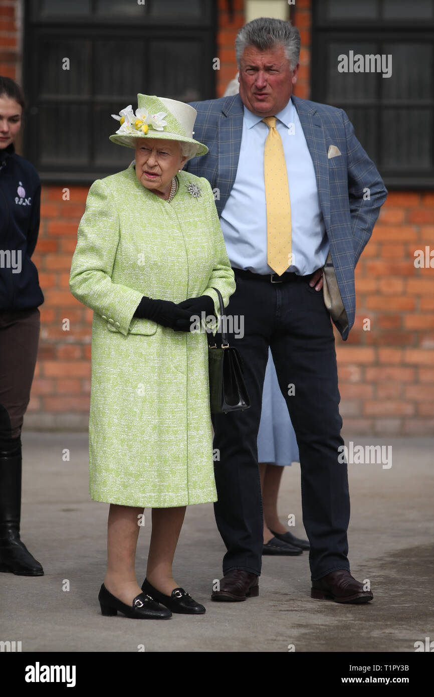 La reine Elizabeth II avec formateur Paul Nicholls dans La Ferme Équestre de Ditcheat, Somerset, où elle rencontrera les formateurs et le personnel, voir les chevaux sur le défilé et entendre de l'Université de Bath au sujet des projets de recherche sur les blessures à la colonne vertébrale et le sport équestre cheval de bien-être. Banque D'Images