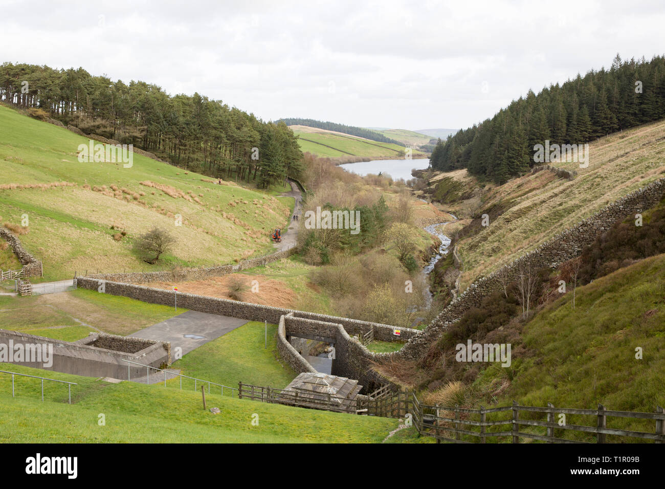 Vue à partir de la partie supérieure du réservoir d'Ogden, à la recherche dans la vallée inférieure du réservoir à Ogden, au-dessus du village d'orge, dans l'Arrondissement de Pendle Lancashire. Banque D'Images