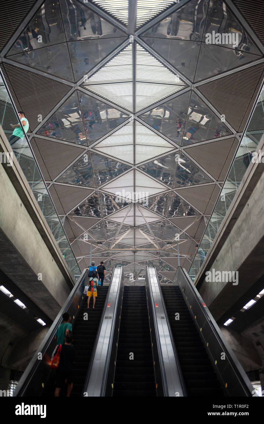 22.03.2019, Singapour, République de Singapour, en Asie - Escaliers mécaniques et vue de l'intérieur de la station de MRT Expo le long du réseau. Banque D'Images