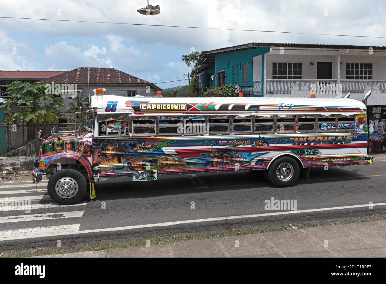 En bus de poulet peint coloré portobelo, Panama Banque D'Images