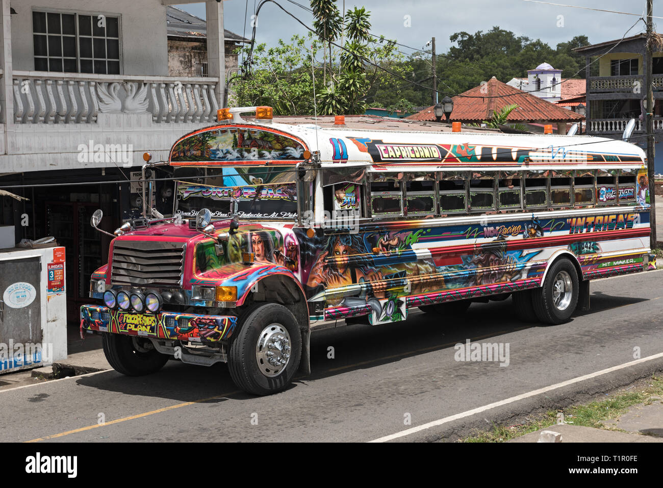 En bus de poulet peint coloré portobelo, Panama Banque D'Images