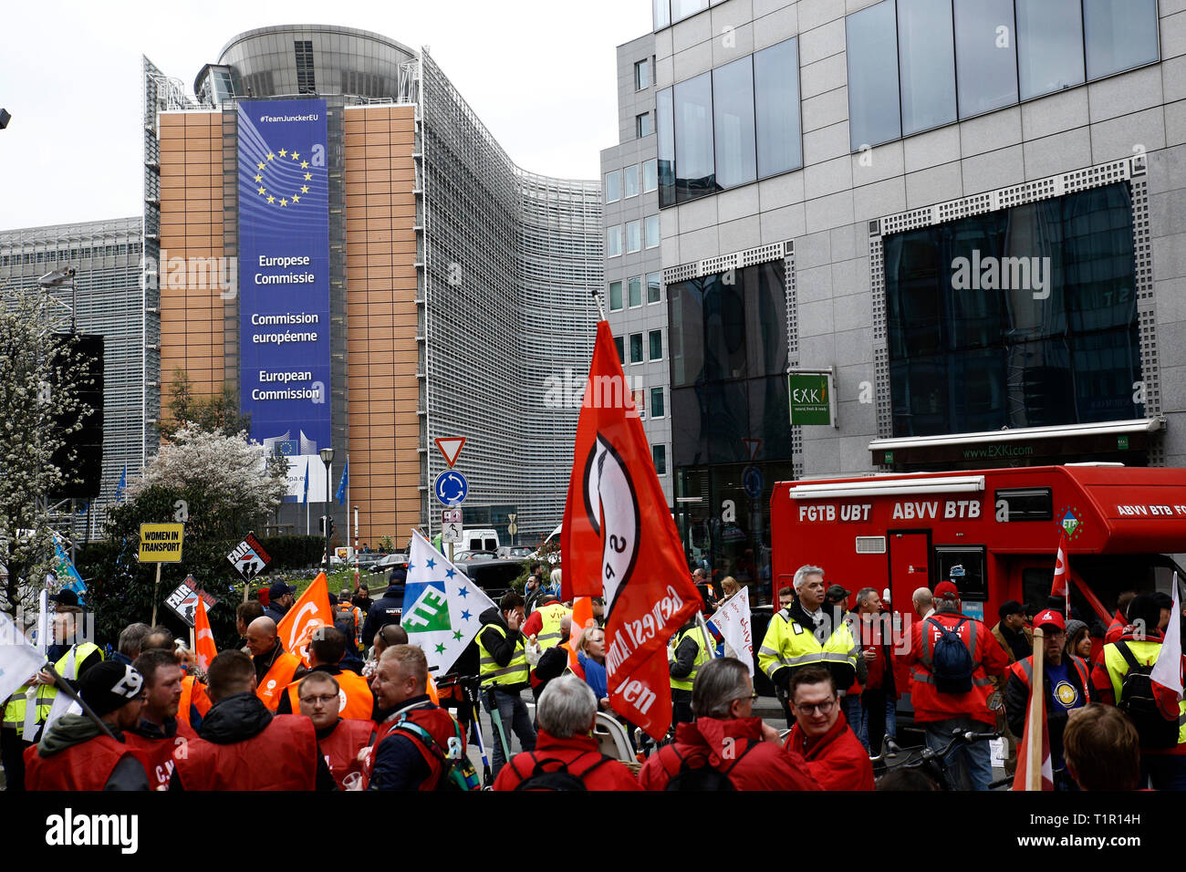 Bruxelles, Belgique. 27 mars 2019. Les représentants européens des syndicats du secteur des transports protester contre le dumping social. Les syndicats ont exigé pour plus d'égalité et les droits sociaux des travailleurs dans le secteur des transports dans l'Union européenne (UE). Alexandros Michailidis/Alamy Live News Banque D'Images