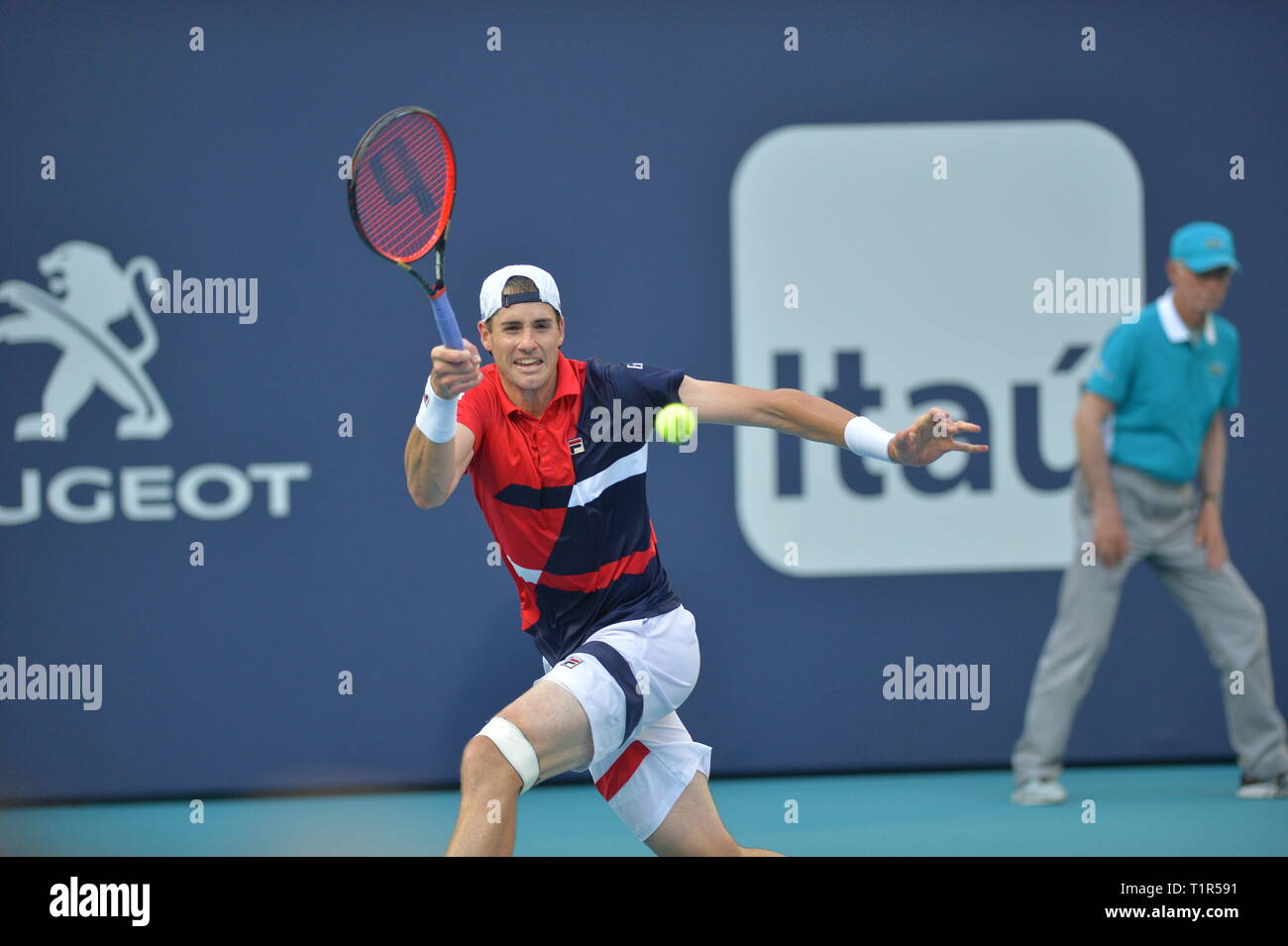 Miami Gardens, Florida, USA. Mar 27, 2019. Mars, 27 - Miami Gardens : John Isner (USA) bat Roberto Bautista Agut(ESP) 76(1) 76(5) l'Open de Miami 2019 au Hard Rock Stadium de Miami Gardens, FL.(crédit Photo : Andrew Patron/Zuma Press Newswire) Crédit : Andrew Patron/ZUMA/Alamy Fil Live News Banque D'Images