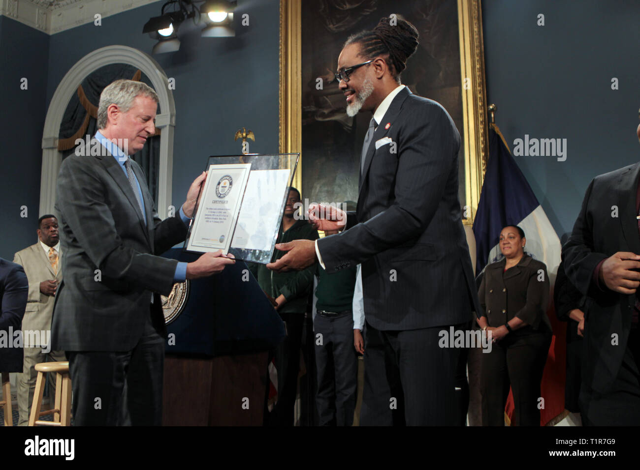 New York, New York, USA. Mar 27, 2019. Maire de la ville de New York, Bill De Blasio, ainsi que membre du Conseil de la ville de New York fait Cornegy Robert allocution à l Livres Guinness des Records déclaration officielle de la ville de New York comme Cornegy Robert Membre du Conseil le plus grand homme dans le monde le 27 mars 2019 tenue à la Salle Bleue à New York l'Hôtel de Ville. Credit : Mpi43/media/Alamy Punch Live News Banque D'Images