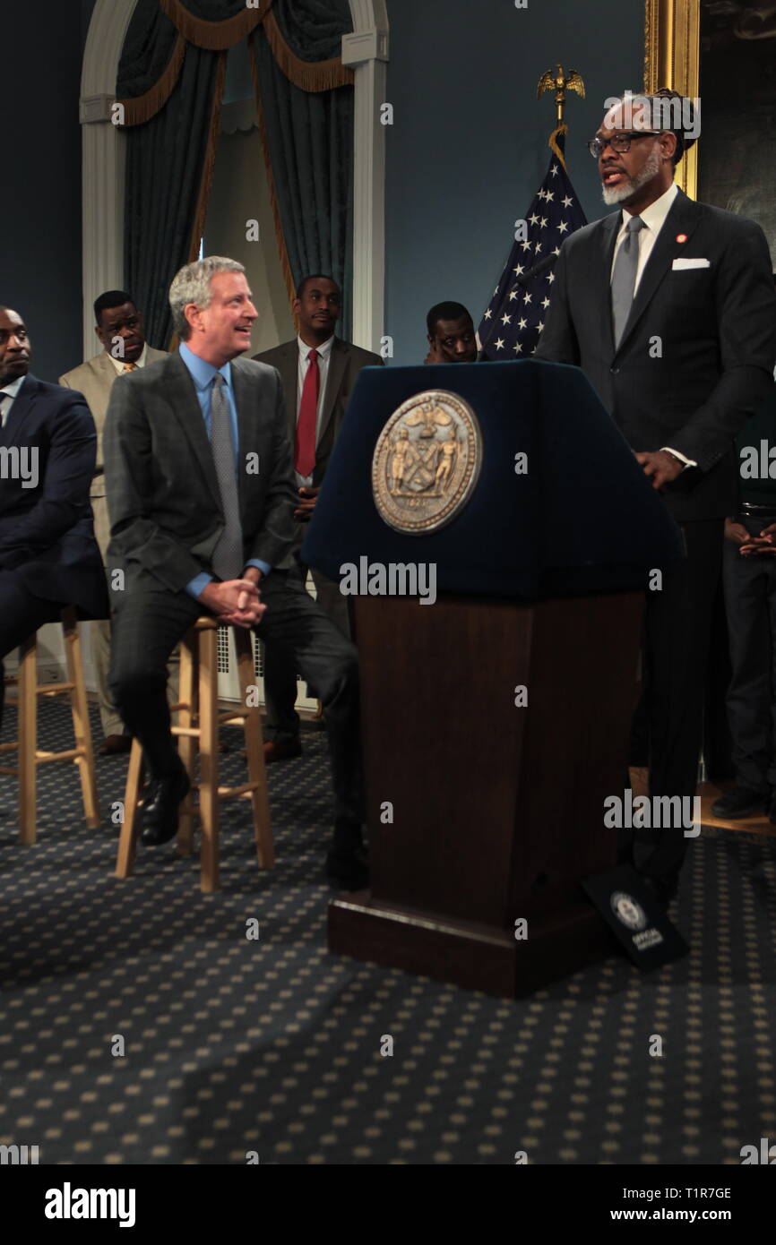 New York, New York, USA. Mar 27, 2019. Maire de la ville de New York, Bill De Blasio, ainsi que membre du Conseil de la ville de New York fait Cornegy Robert allocution à l Livres Guinness des Records déclaration officielle de la ville de New York comme Cornegy Robert Membre du Conseil le plus grand homme dans le monde le 27 mars 2019 tenue à la Salle Bleue à New York l'Hôtel de Ville. Credit : Mpi43/media/Alamy Punch Live News Banque D'Images