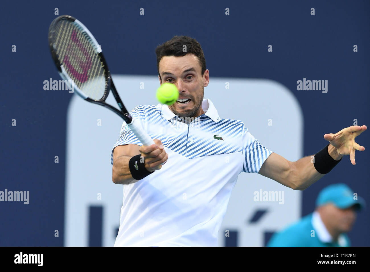 Jardins de Miami FL - le 27 mars : John Isner Vs Roberto Bautista Agut sur Stadium cour au cours de l'Open de Miami qui a eu lieu au Hard Rock Stadium le 27 mars 2019 à Miami Gardens, en Floride. Credit : mpi04/MediaPunch Banque D'Images