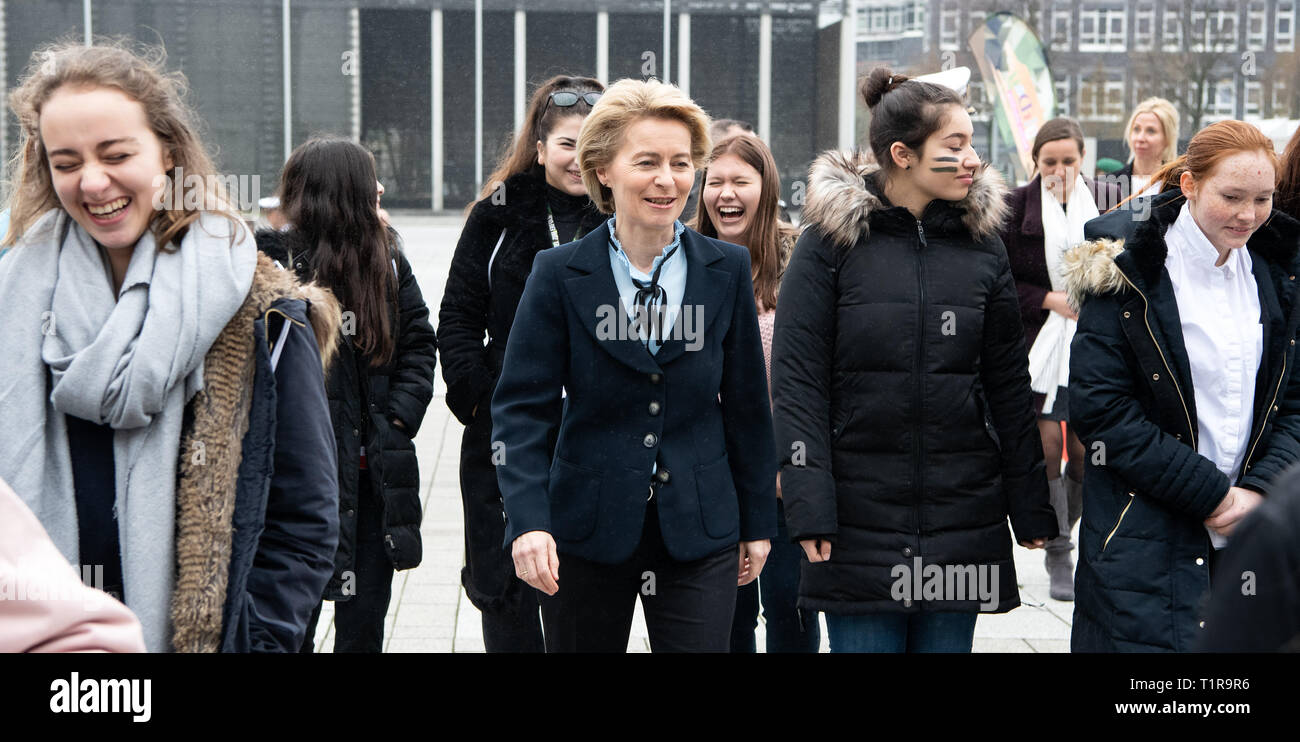 Berlin, Allemagne. Mar 28, 2019. Ursula von der Leyen (CDU), Ministre de la Défense, entre dans le bâtiment avec des écolières qui participent à l'occasion de Girls' Day au Ministère fédéral de la Défense. Girls' Day est destiné à inspirer les filles à prendre ce qu'on appelle les professions MINT (mathématiques, informatique, sciences naturelles et de la technologie). Depuis que la campagne a été lancée en 2001, plus de 1,8 millions d'écolières ont déjà pris part à l'avenir 24. Crédit : Bernd von Jutrczenka/dpa/Alamy Live News Banque D'Images