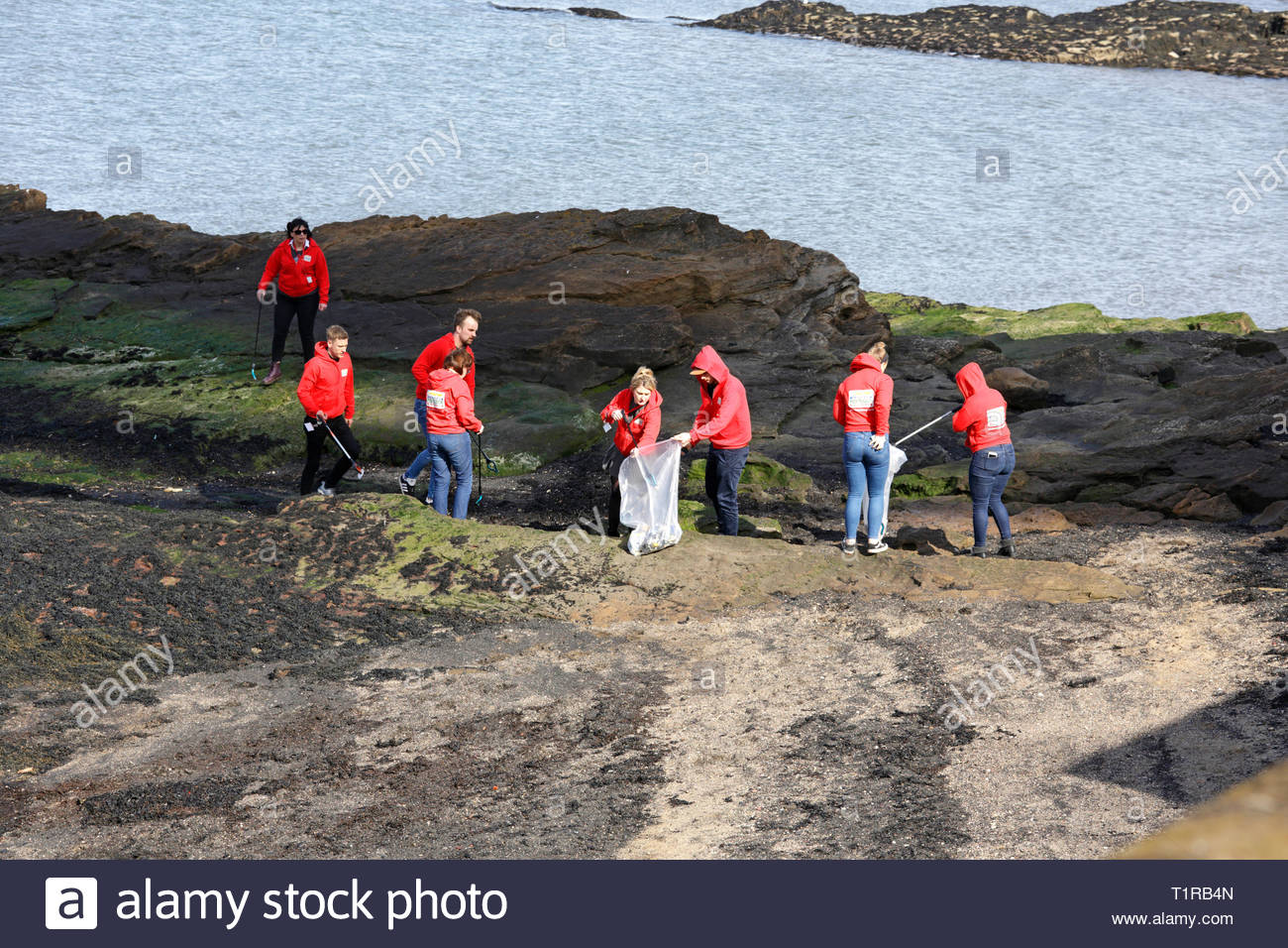 South Queensferry, Ecosse, Royaume-Uni. 28 mars 2019. People's Postcode Lottery charity de nettoyage de la plage, des bénévoles de la litière ramasser à South Queensferry Crédit du littoral : Craig Brown/Alamy Live News Banque D'Images