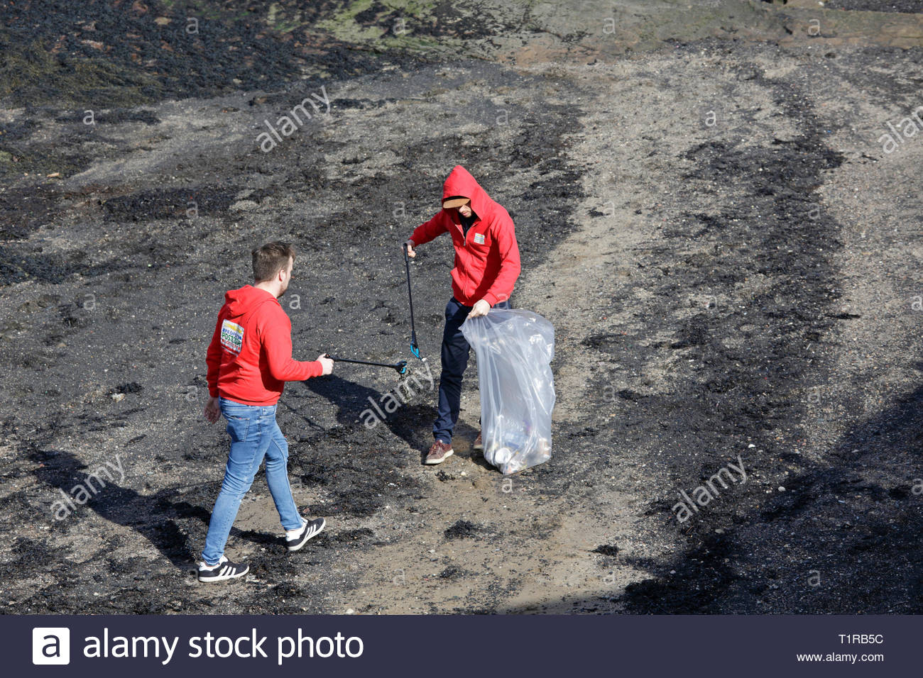 South Queensferry, Ecosse, Royaume-Uni. 28 mars 2019. People's Postcode Lottery charity de nettoyage de la plage, des bénévoles de la litière ramasser à South Queensferry Crédit du littoral : Craig Brown/Alamy Live News Banque D'Images