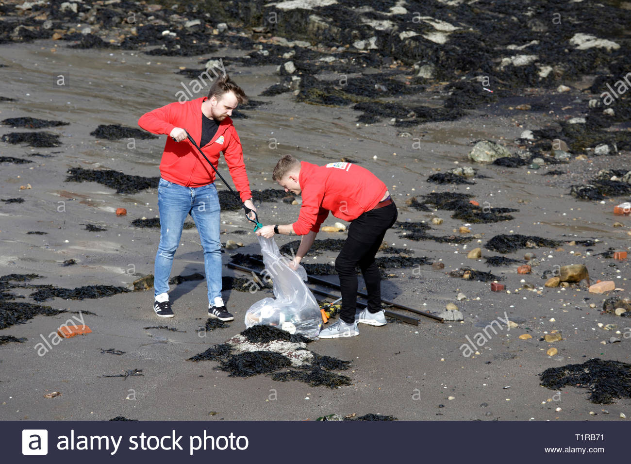 South Queensferry, Ecosse, Royaume-Uni. 28 mars 2019. People's Postcode Lottery charity de nettoyage de la plage, des bénévoles de la litière ramasser à South Queensferry Crédit du littoral : Craig Brown/Alamy Live News Banque D'Images