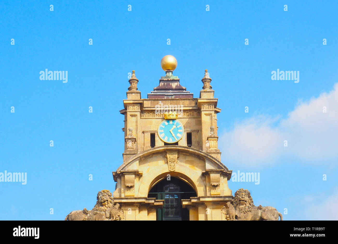 Woodstock, Oxfordshire, UK. 28 Mar 2019. Le soleil attire l'or de l'horloge de la tour de Townsend à Blenheim Palace sur une autre journée de printemps ensoleillée. Réveil sur le site du patrimoine mondial a été récemment restauré dans le cadre d'un projet de restauration de 40 m €. Credit : Angela Swann/Alamy Live News Banque D'Images