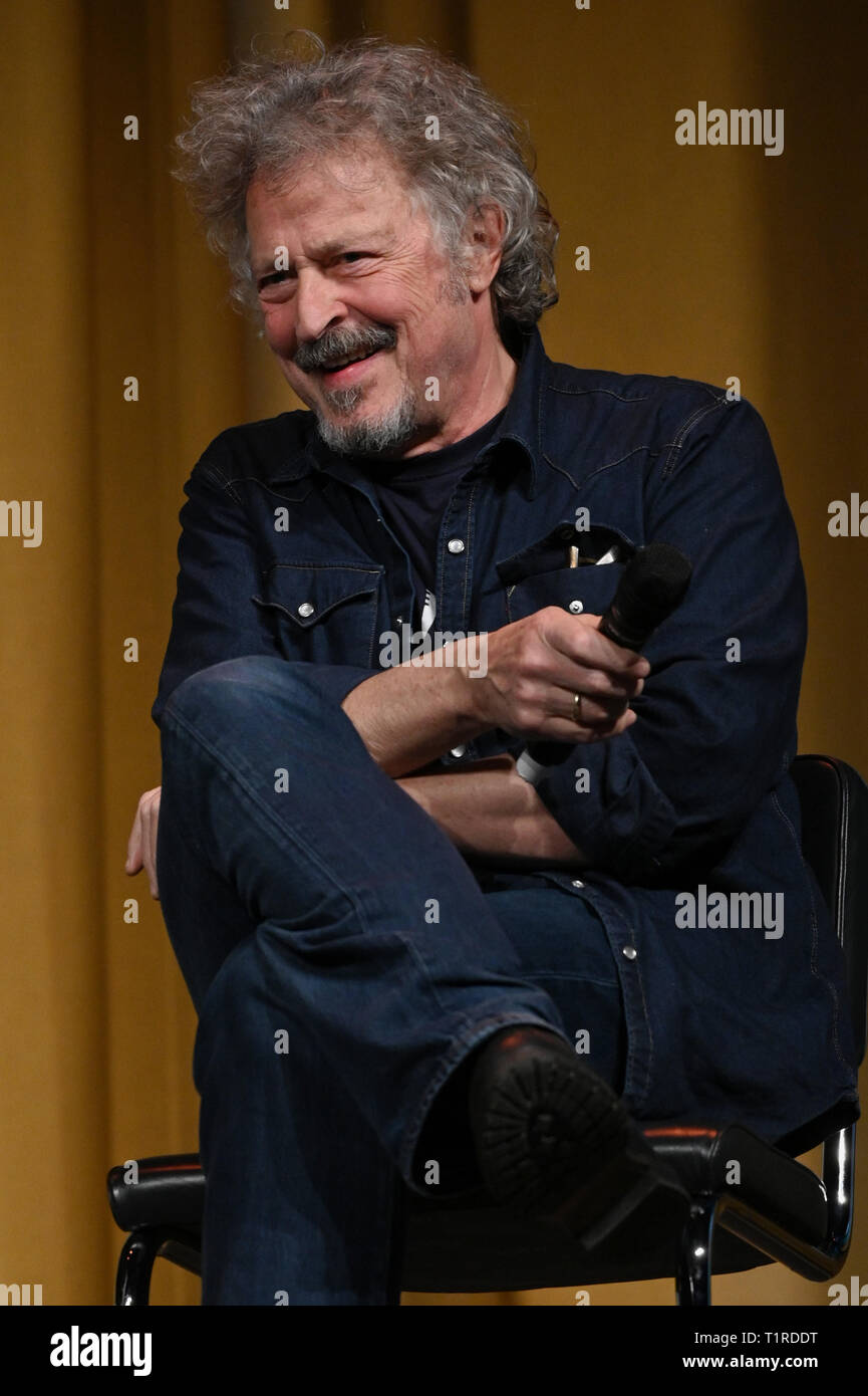 28 mars 2019, Berlin, Cologne : le musicien Wolfgang Niedecken est assis sur le podium à la 'Ewald Lienen und Wolfgang Niedecken über ein Leben mit dem fussball' événement, dans le cadre de l'allumé.festival de littérature de Cologne. Photo : afp/Henning Kaiser Banque D'Images