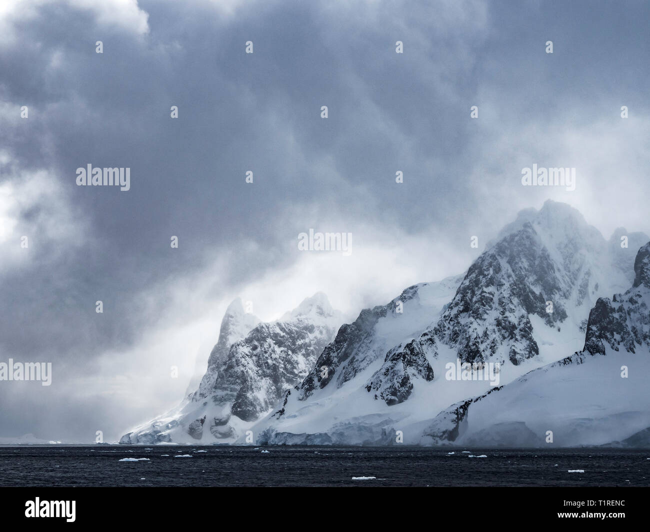 Canal Lemaire dramatique, l'Antarctique. Banque D'Images