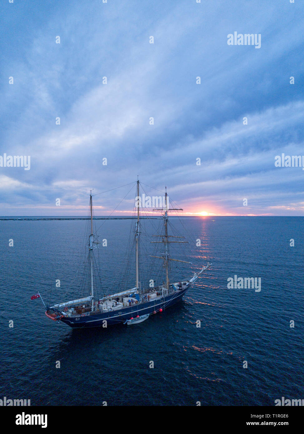 Le sail training ship Leeuwin II ancré près de Big Rat Island dans les Houtman Abrolhos. Les Houtman Abrolhos îles se trouvent à 60 kilomètres au large de la côte o Banque D'Images