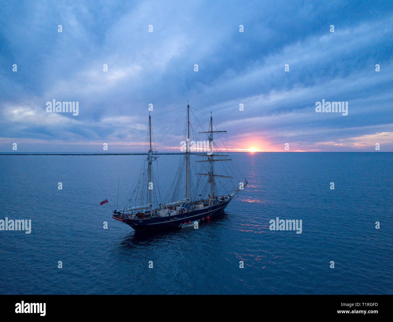 Le sail training ship Leeuwin II ancré près de Big Rat Island dans les Houtman Abrolhos. Les Houtman Abrolhos îles se trouvent à 60 kilomètres au large de la côte o Banque D'Images