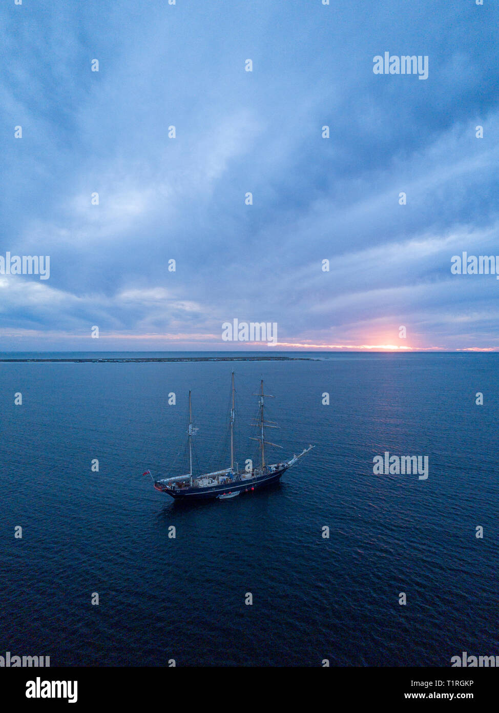 Le sail training ship Leeuwin II ancré près de Big Rat Island dans les Houtman Abrolhos. Les Houtman Abrolhos îles se trouvent à 60 kilomètres au large de la côte o Banque D'Images