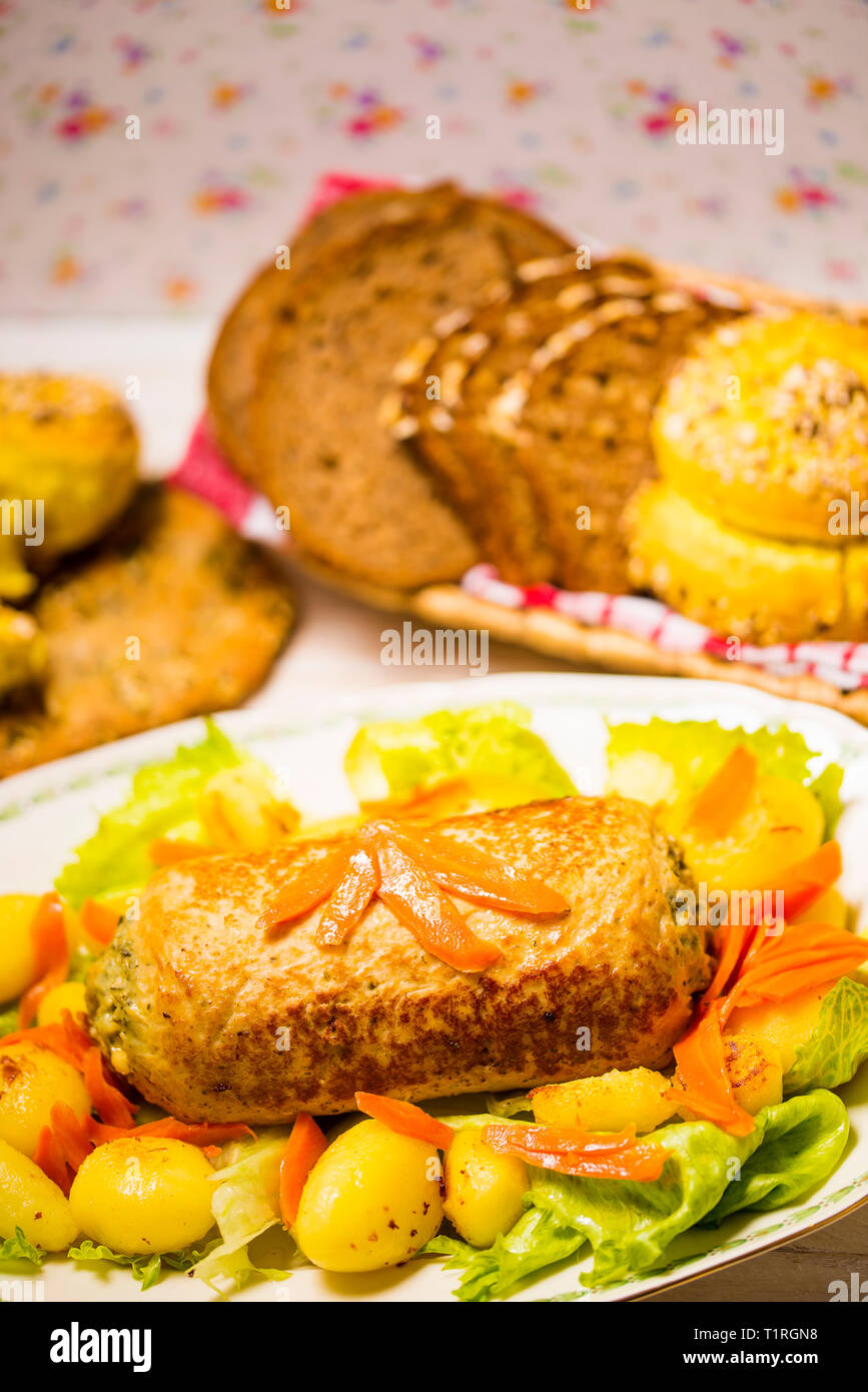Le pain de viande avec farce aux épinards servi avec pommes de terre et la carotte. Banque D'Images