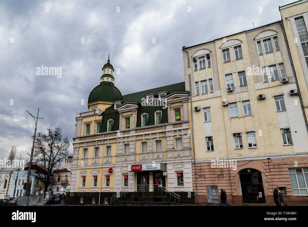 Dec 2017 - Kharkiv, Ukraine : bâtiments anciens dans la place de la Constitution, l'un des plus beaux du centre-ville historique Banque D'Images