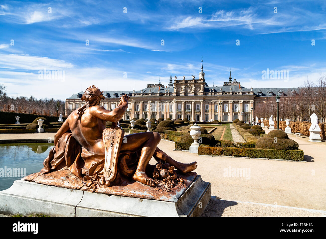 Mar 2019 - La Granja de San Ildefonso, Segovia, Espagne - Fuente de Anfitrite dans les jardins du palais royal en hiver. Le Palais Royal et son gar Banque D'Images