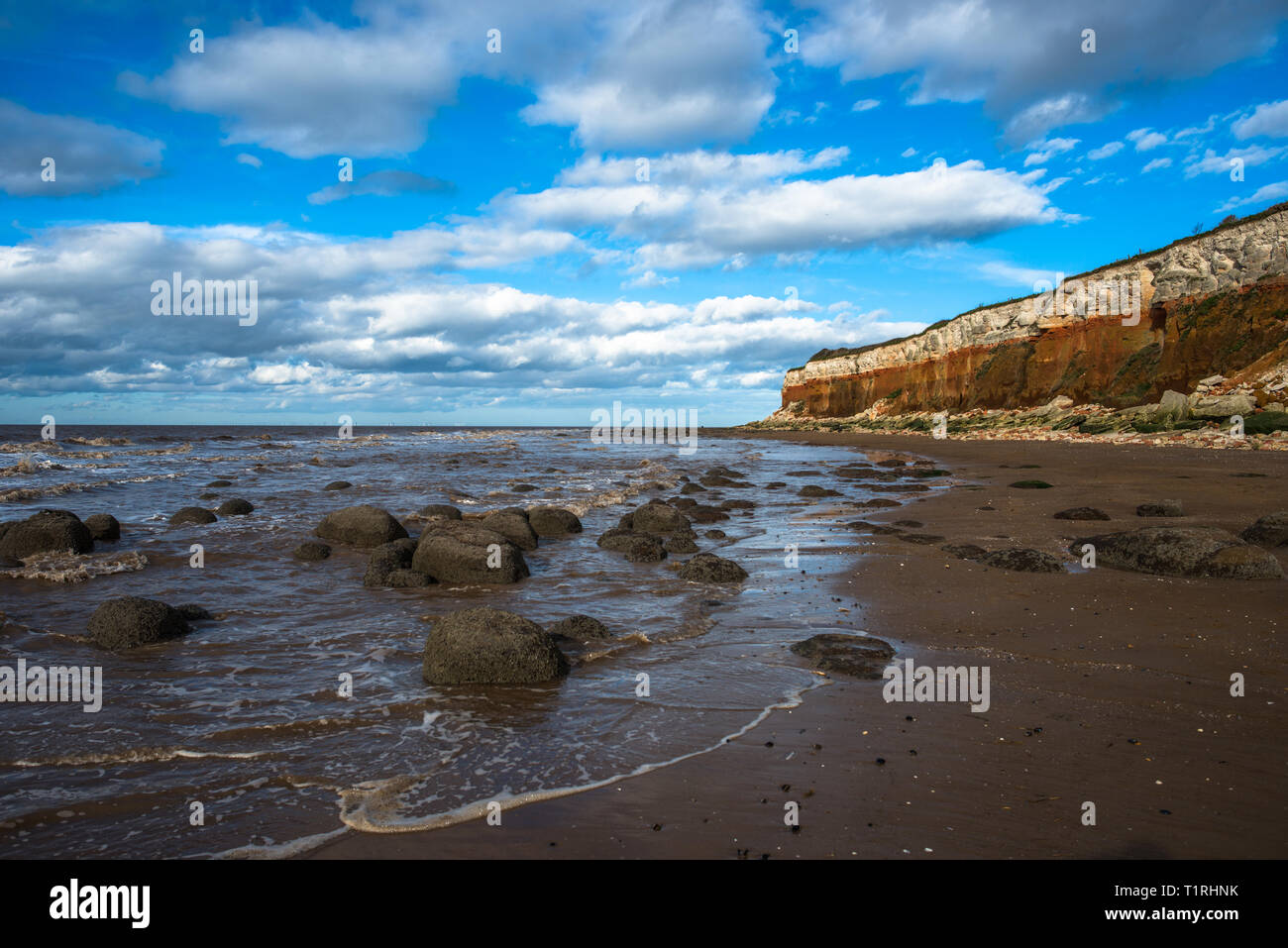 Les Falaises près d'Old Hunstanton Hunstantion sur la côte de Norfolk, où les fonds de craie blanche calcaire rouge en une formation. Connu sous le nom de falaises de bonbons. Banque D'Images
