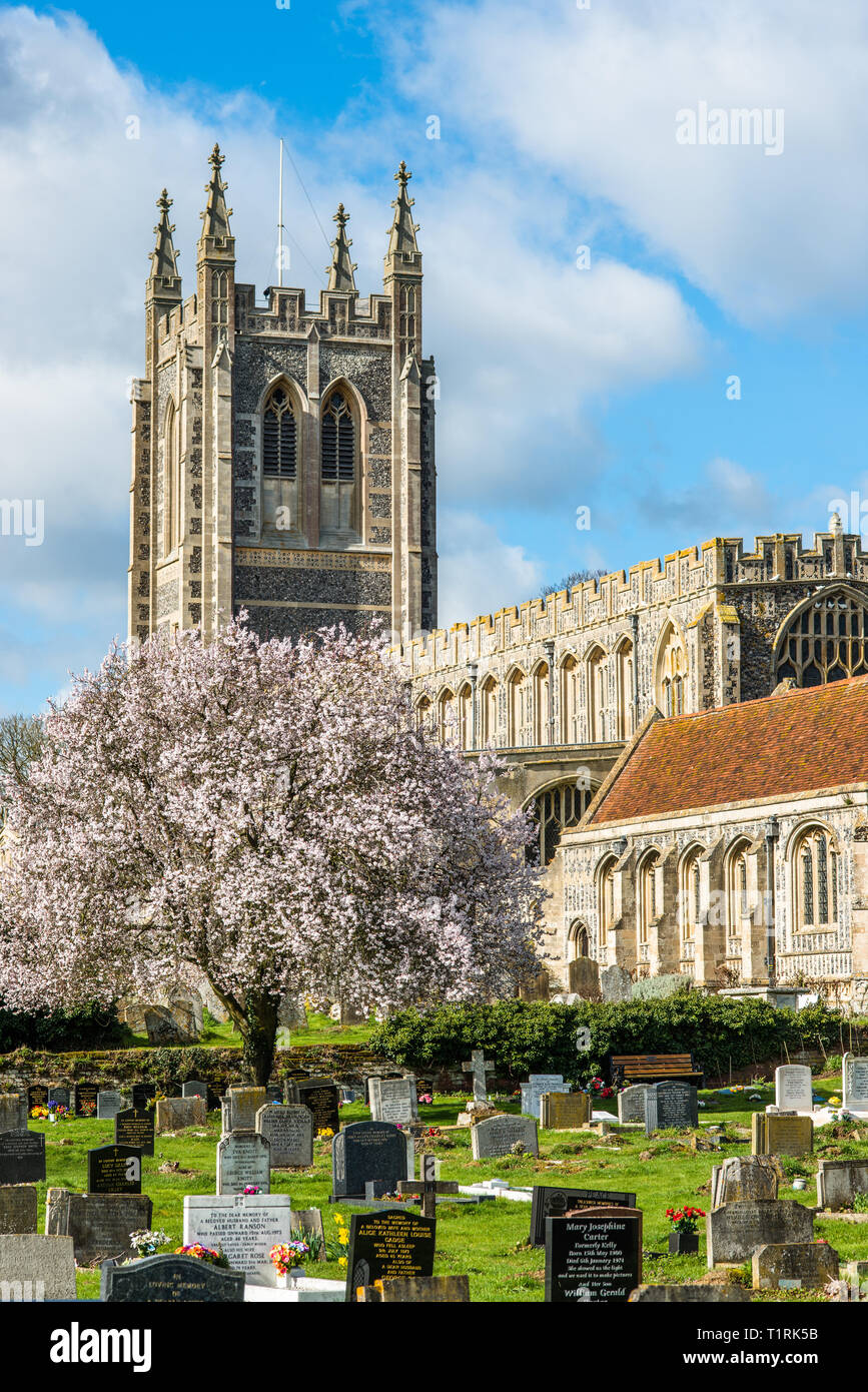 L'église Holy Trinity au printemps, dans le village de Long Melford, Suffolk, East Anglia, Royaume-Uni. Banque D'Images