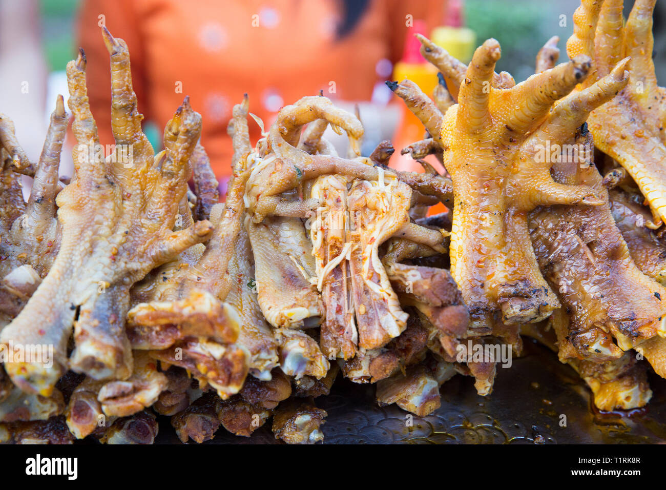 Vietnam vietnamien Hanoi marché traditionnel de nourriture de rue marchés des poulets grillés pieds de poulets en Asie du Sud-est Banque D'Images