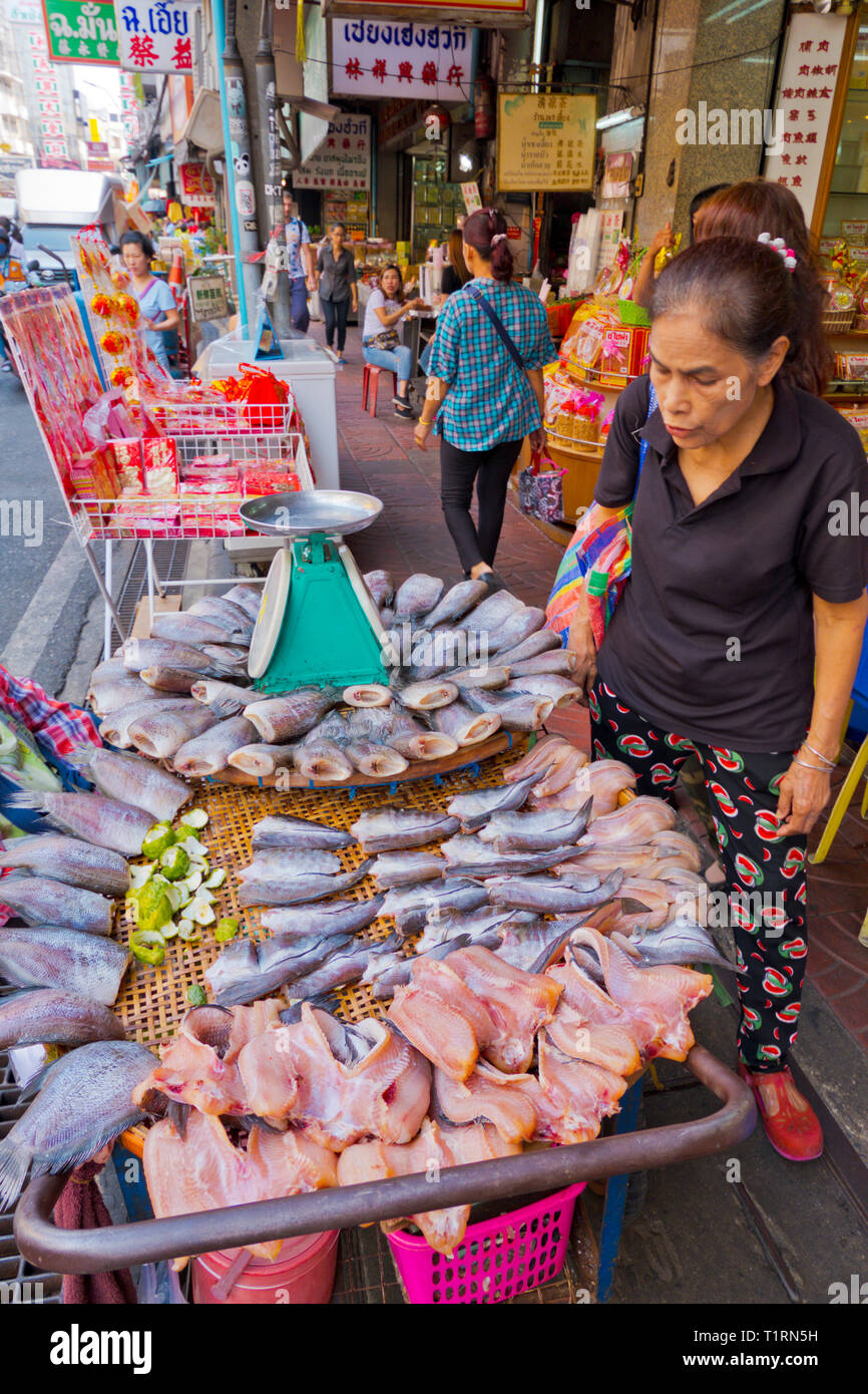 Décrochage du poisson, Yaowarat Road, Chinatown, Bangkok, Thaïlande Banque D'Images