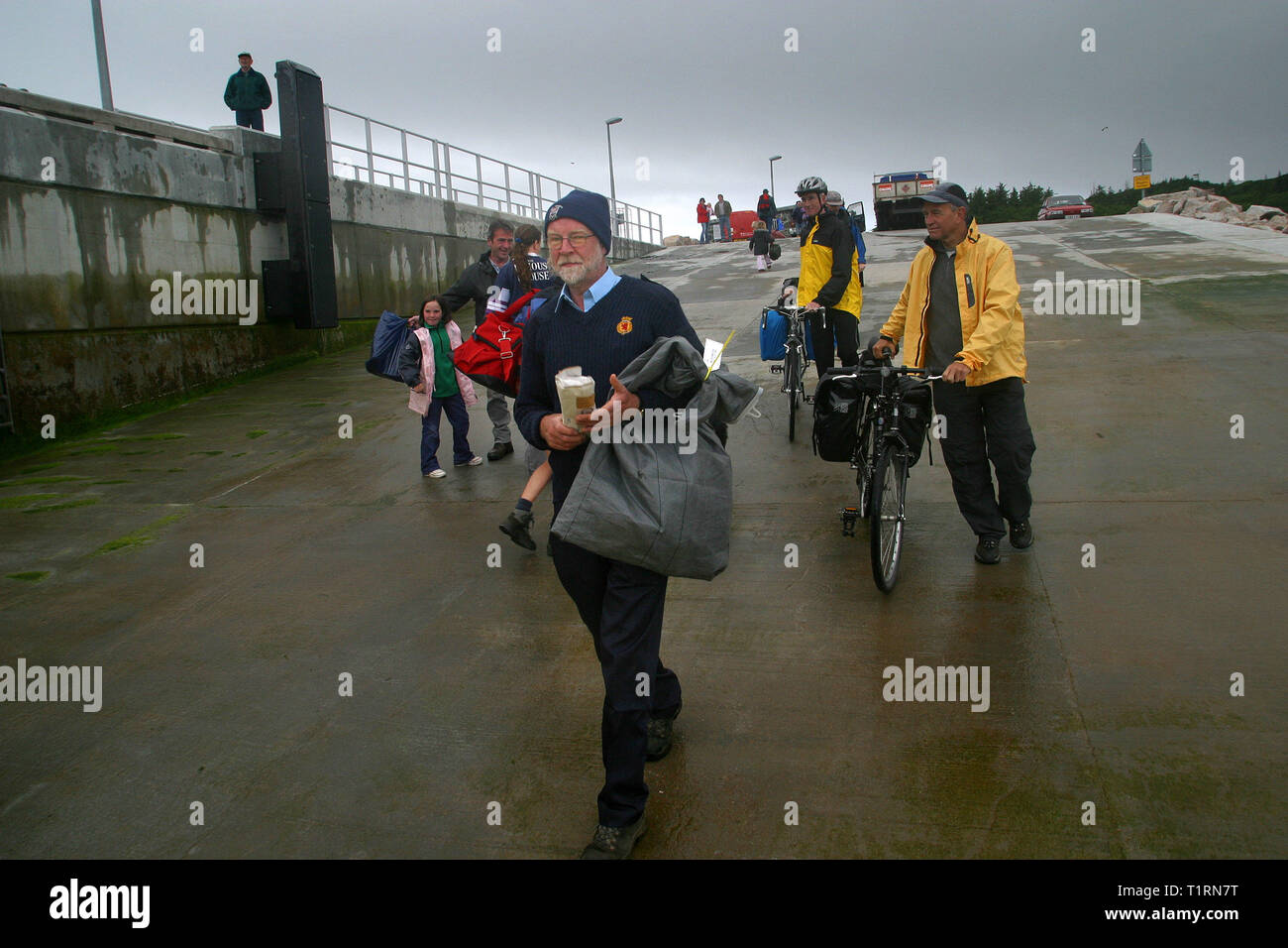 John Cormack du dépôt le daily post sur le ferry Caledonian MacBrayne Loch Nevis comme il est accosté à Galmisdale sur l'île de Eigg Hébrides sur son exécution quotidienne de Mallaig écossais sur le continent. L'île de Eigg faisait partie d'une chaîne d'îles qui se trouvent de la côte ouest de l'Écosse et était accessible par un service de Lifeline en provenance du continent. Les résidents sur Eigg a organisé le rachat de l'île à la fin des années 1990 et s'il en a la communauté... Banque D'Images