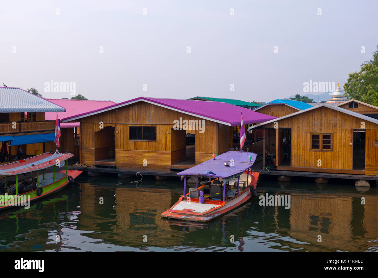 Maisons au bord de la rivière Khwae Yai,, rivière Kwaï, Kanchanaburi, Thaïlande Banque D'Images