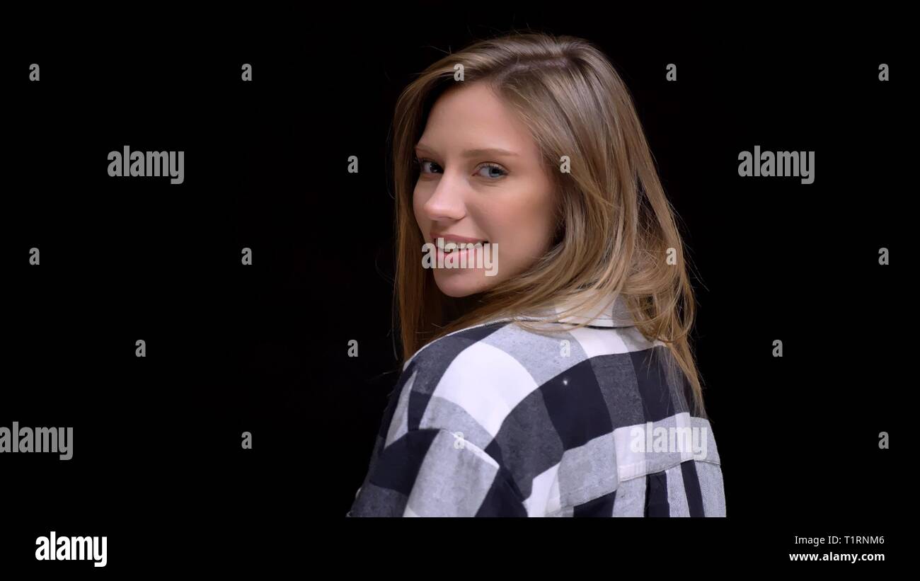 Trois Trimestre Gros plan portrait de belle jeune femme caucasienne et smiling at camera Banque D'Images