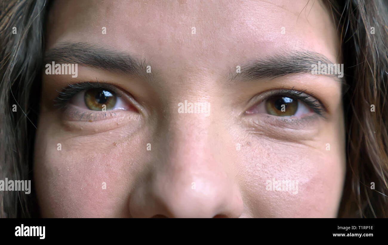 De jeunes pousses Gros plan pretty caucasian visage féminin avec ses yeux à la caméra à droite Banque D'Images