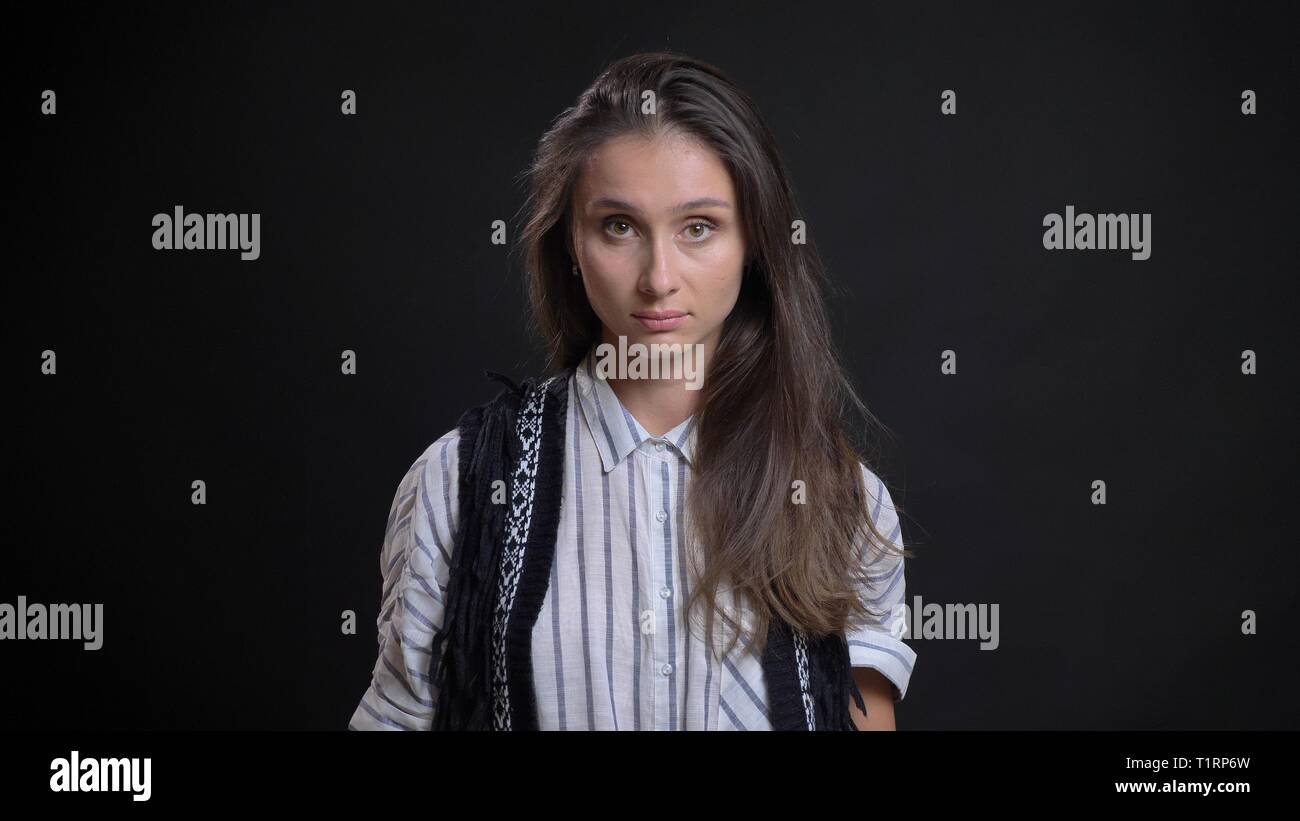 Closeup portrait de jeune femme de race blanche avec des cheveux brune à tout droit à l'appareil photo avec fond isolé Banque D'Images